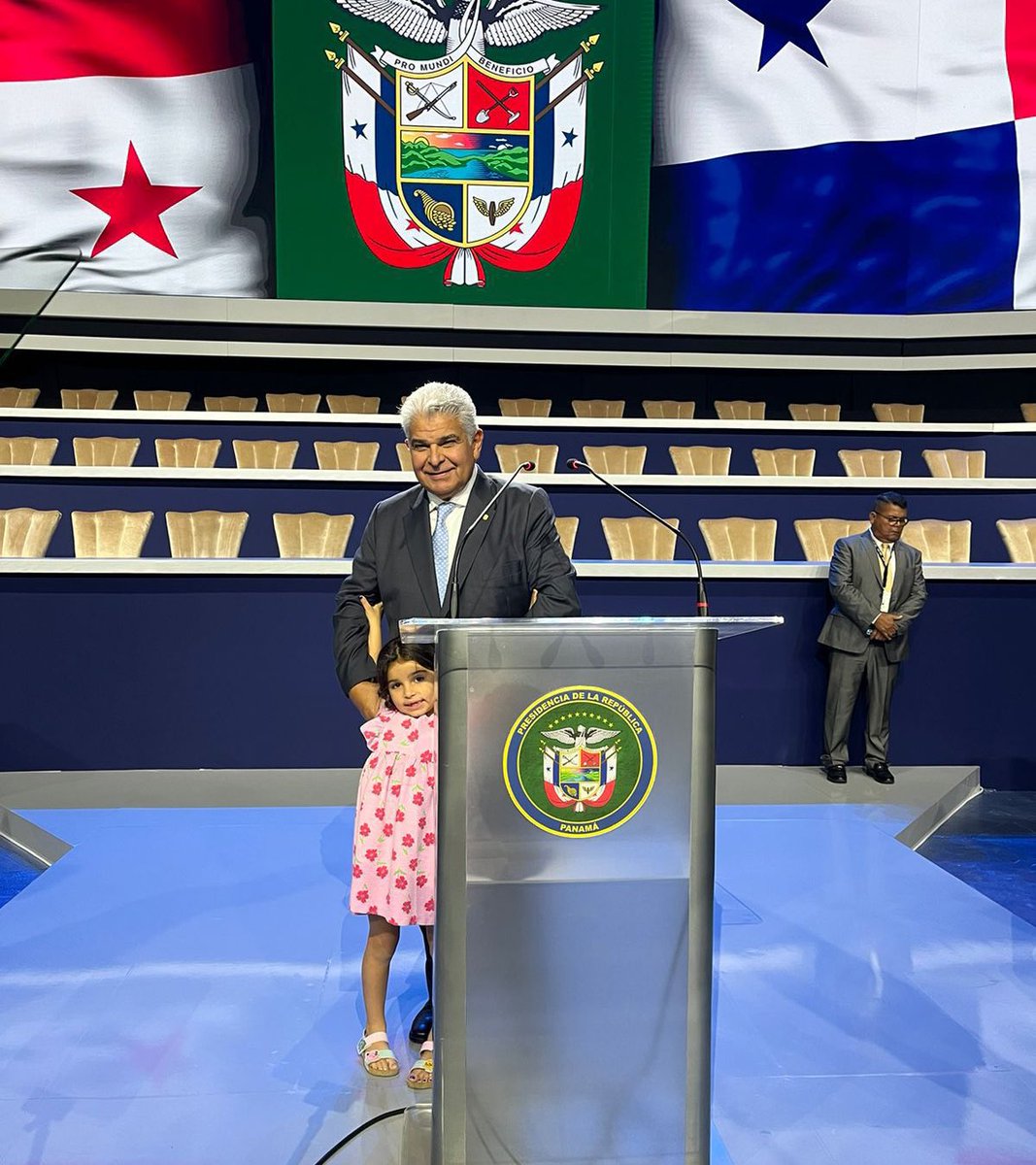JoseRaulMulino's tweet photo. Practicando para mañana en compañía de mi nieta mayor 🇵🇦 https://t.co/sXyxTAIRiU