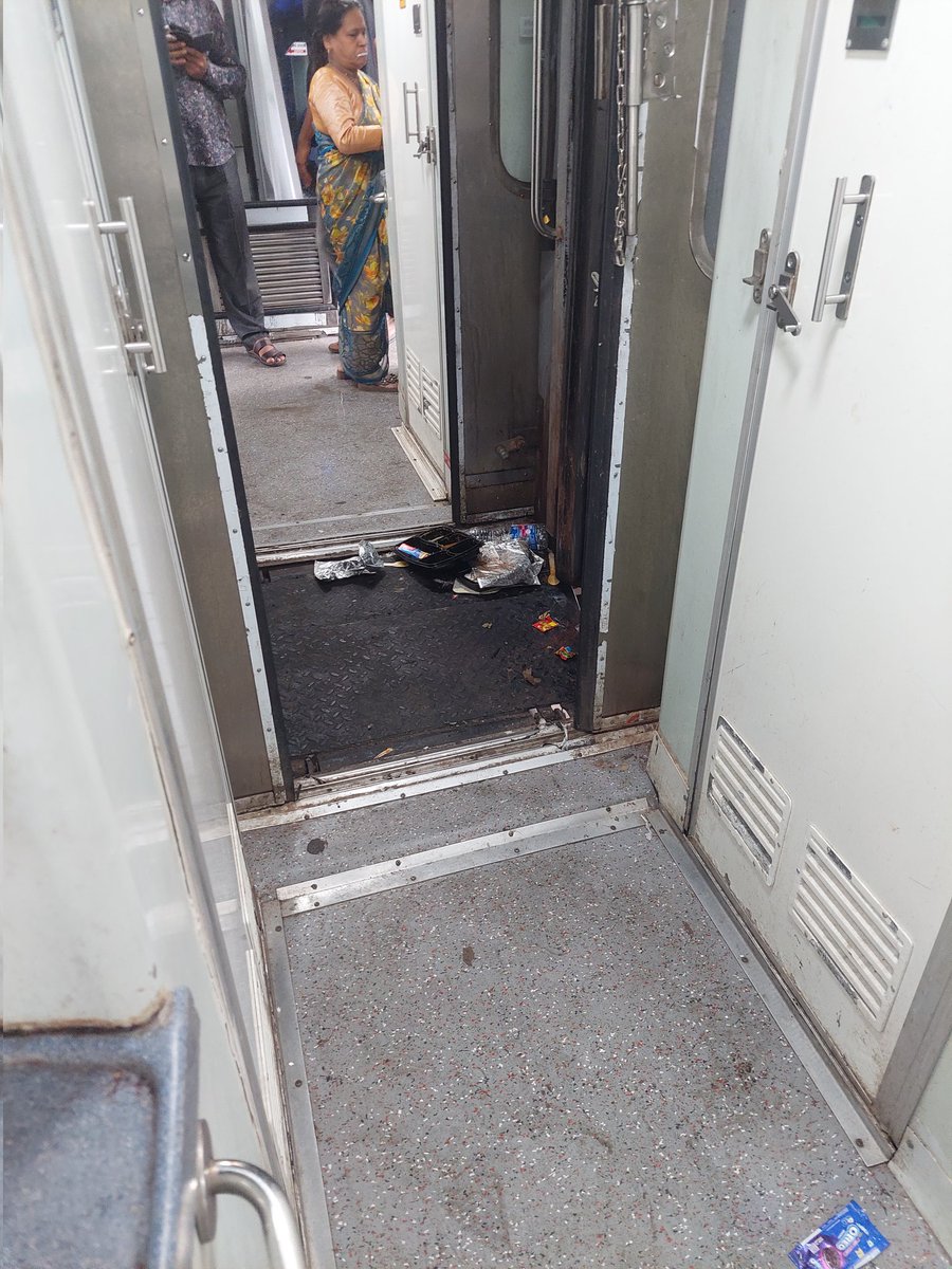 drpramodjsr's tweet photo. 12704 falaknuma exp के M-7 कोच के दोनों Toilet में पानी नहीं है, गंदगी के कारण लोग उसमे नहीं जा पा रहे, कोच भी गंदा है, सुबह के समय सभी परेशान है, pls take action.
Pnr 4719466701
@RailwaySeva 
@RailMinIndia https://t.co/fGdXwdf89J