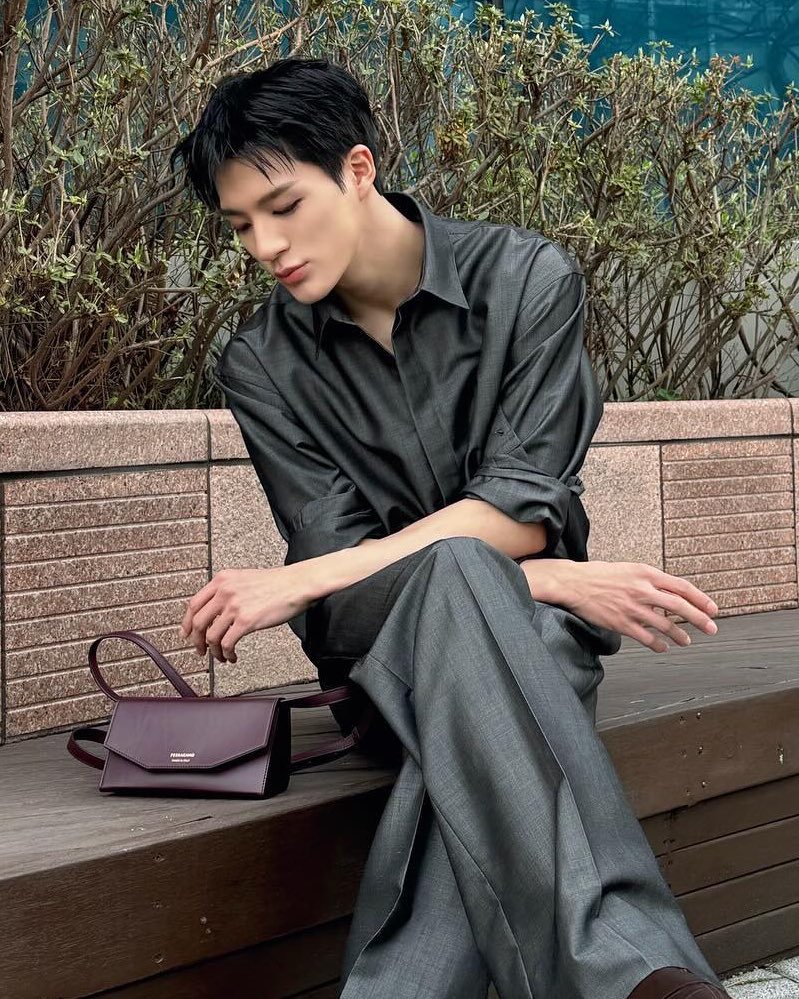 “พี่งอนอะไรผม เงยหน้าขึ้นมาคุยกันหน่อยครับ”
“ก็ทำหน้าดีๆ ค่ะ พี่เคยบอกแล้วใช่ไหม ว่าของแค่นี้มันไม่สะเทือนปากท้องตัวเองเลย ทำไมเธอถึงทำหน้าหนักใจขนาดนั้น”
“แต่ผมเกรงใจ พี่อุตส่าห์ซื้อให้ หมดไปกี่หมื่นก็ไม่รู้”
“ที่รัก พี่ซื้อของให้แฟน พี่เต็มใจ ไม่มีคำว่าอุตส่าห์อะไรทั้งนั้นค่ะ ”