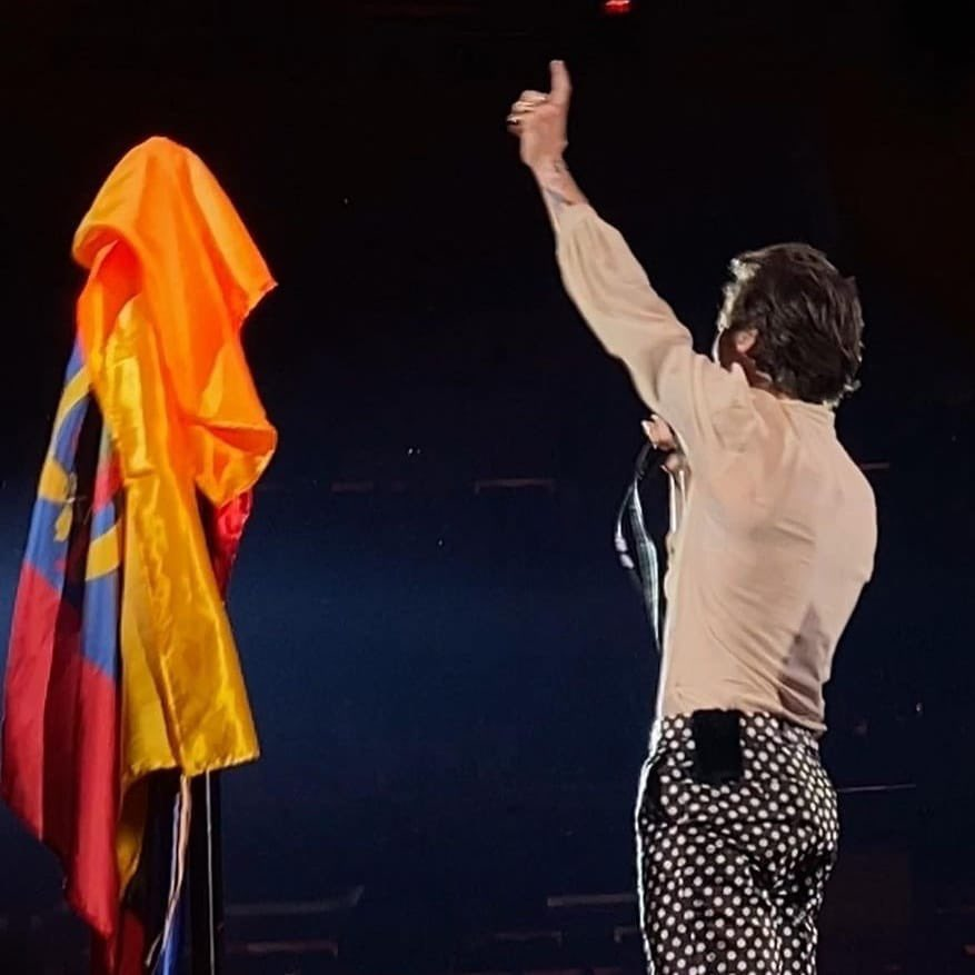 louusvibez's tweet photo. cuando harry agarró la bandera de ecuador y las de colombia salieron a decir que era SU BANDERA q risa https://t.co/1vWg0BrJmr