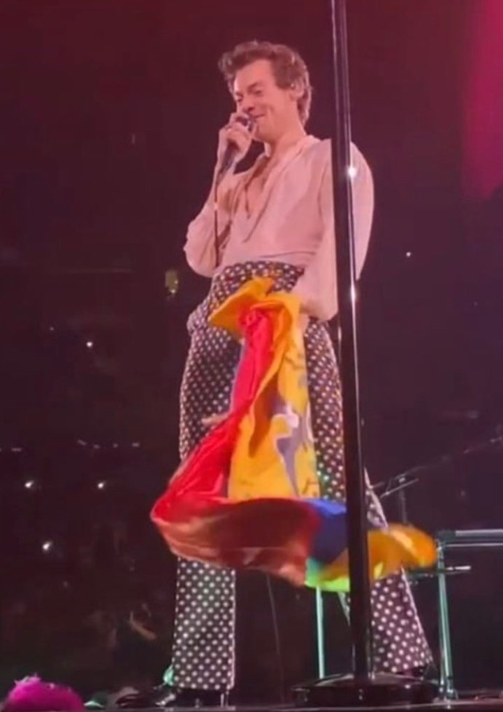 louusvibez's tweet photo. cuando harry agarró la bandera de ecuador y las de colombia salieron a decir que era SU BANDERA q risa https://t.co/1vWg0BrJmr
