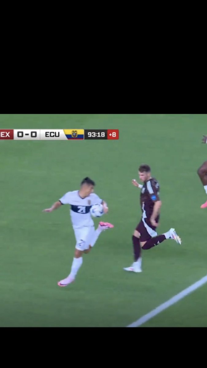 way2easyxD's tweet photo. @Joelfg10 @NickRTFM @originalsebasss Thats not natural position in Europe this is a pen all day💀 natural position is if your hands are by your hips or as near to your chest to not make yourself bigger bros literally CUPPING the ball lol it doesn’t matter if it’s an accident handball is handball 😭 https://t.co/38noXQVn0k
