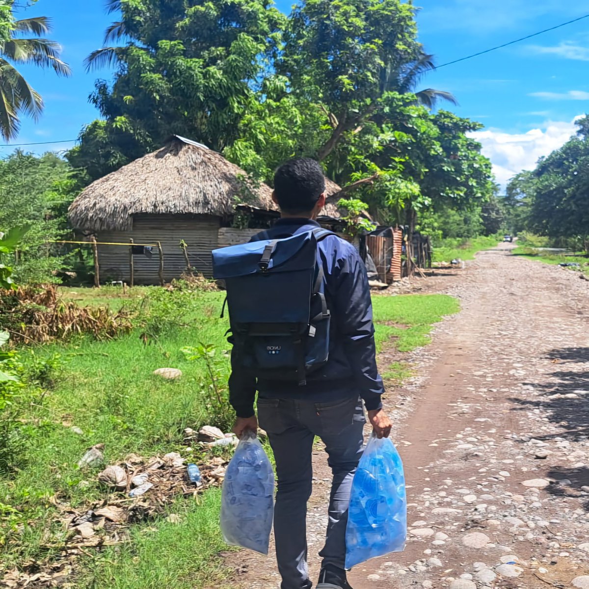 Hoy, viví una experiencia que me llenó el corazón. Entregamos despensas a familias de El Paraíso, Moyuta, afectadas por las lluvias. Ver sus sonrisas fue increíblemente gratificante. Gracias a <a href="/compassjuvenil/">Compass Juvenil GT</a>, la <a href="/PNCdeGuatemala/">PNC de Guatemala</a> y voluntarios. 🌧️❤️