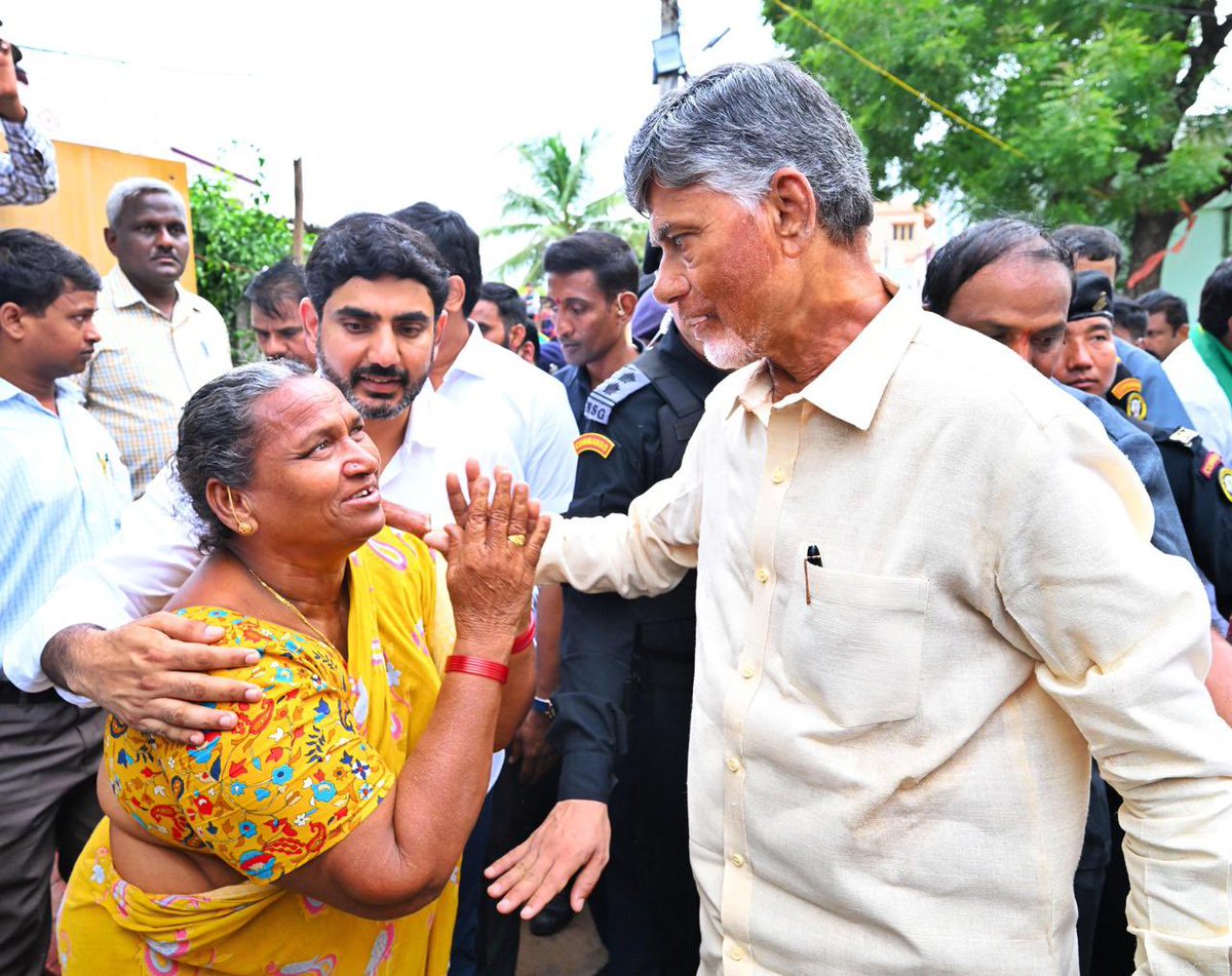 CBN_ARMY's tweet photo. ప్రజల సీఎం, ప్రజల వద్దకే పాలన
పెనుమాక లో పింఛన్ పంపిణీ కార్యక్రమంలో పాల్గొన్న సిఎం చంద్రబాబు మరియు మంత్రి లోకేష్
#PensionsPandugaInAP
#NTRBharosaPension #BOSSCBN https://t.co/J0NdiaCZDF
