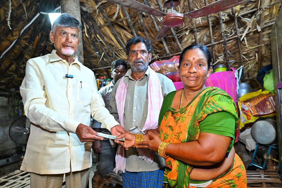 CBN_ARMY's tweet photo. ప్రజల సీఎం, ప్రజల వద్దకే పాలన
పెనుమాక లో పింఛన్ పంపిణీ కార్యక్రమంలో పాల్గొన్న సిఎం చంద్రబాబు మరియు మంత్రి లోకేష్
#PensionsPandugaInAP
#NTRBharosaPension #BOSSCBN https://t.co/J0NdiaCZDF