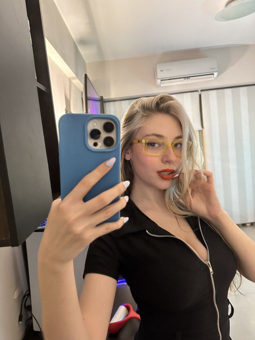 Watch Mari🪬's leaked NSFW photo on TwXstars