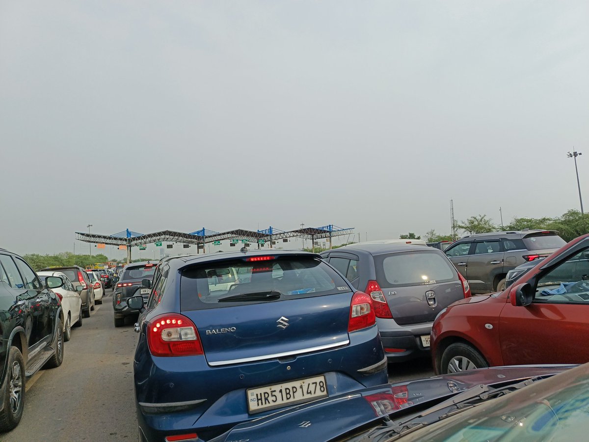 surendra_safi's tweet photo. Now, Toll charges also increased along with waiting time at FBD-GGR road. No fast tag on such a busy connecting road.Lots of commitment by authorities.. but no improvement https://t.co/arV6WK3bsx
