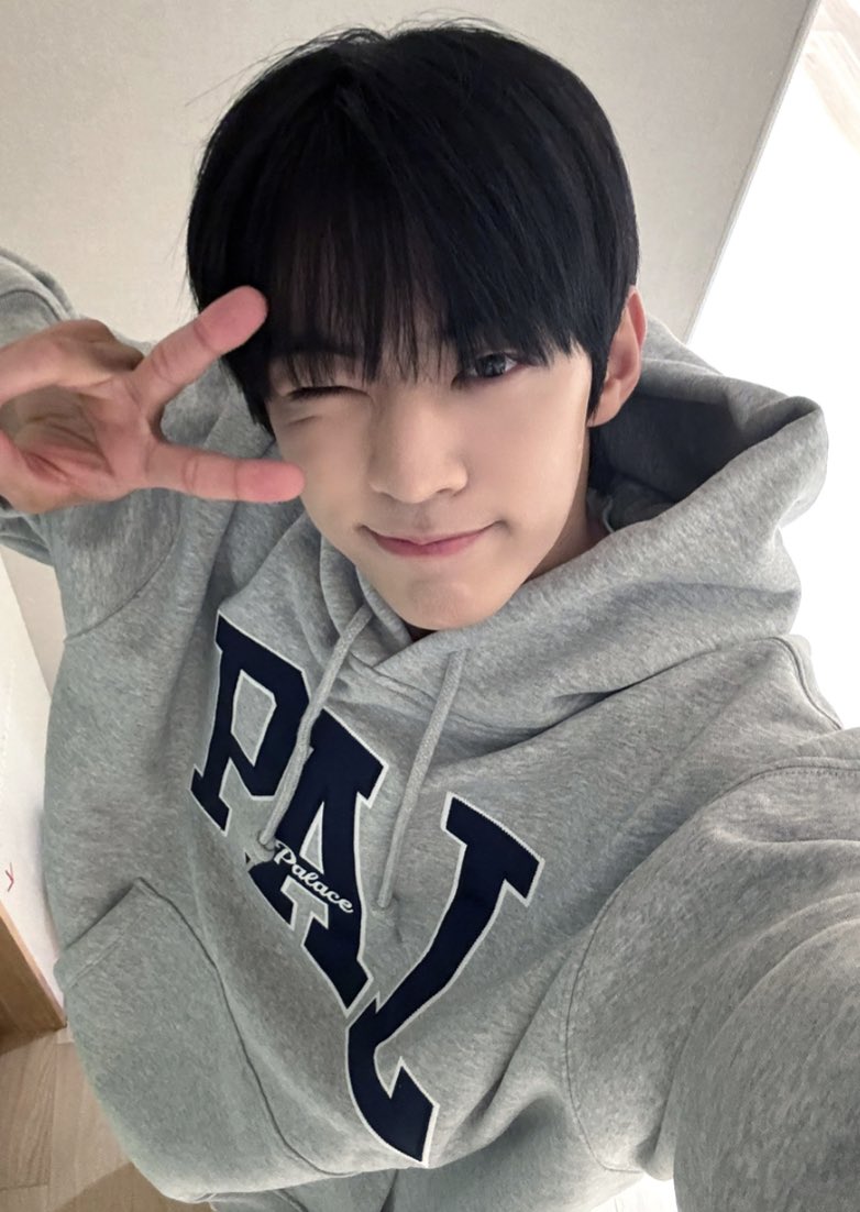 R0Blov5's tweet photo. 아 실화야????ㅋㅋㅋㅋㅋㅋㅋㅋ
셀카 초모에하게 찍엇어ㅜㅠㅠ💕💕 https://t.co/F5yBfax3Tm