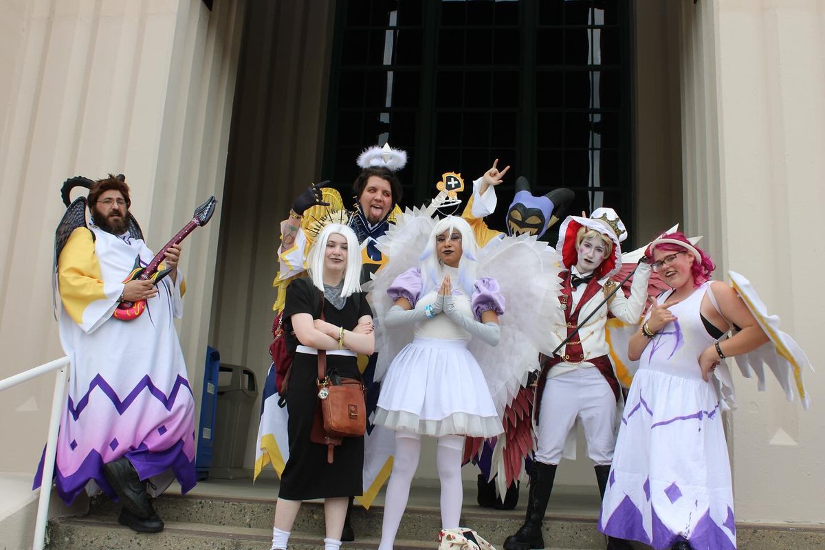 KhaosMelodyV's tweet photo. Shoutout to the amazing people at #undiscoveredrealmcomiccon this weekend, I had a blast!! The jam session in the middle of the hall with all the Hazbin cosplayers had to be the "Sugar on the Cream" as they say! All the VAs are so sweet and encouraging too! More below... https://t.co/DYC7AUbWMj
