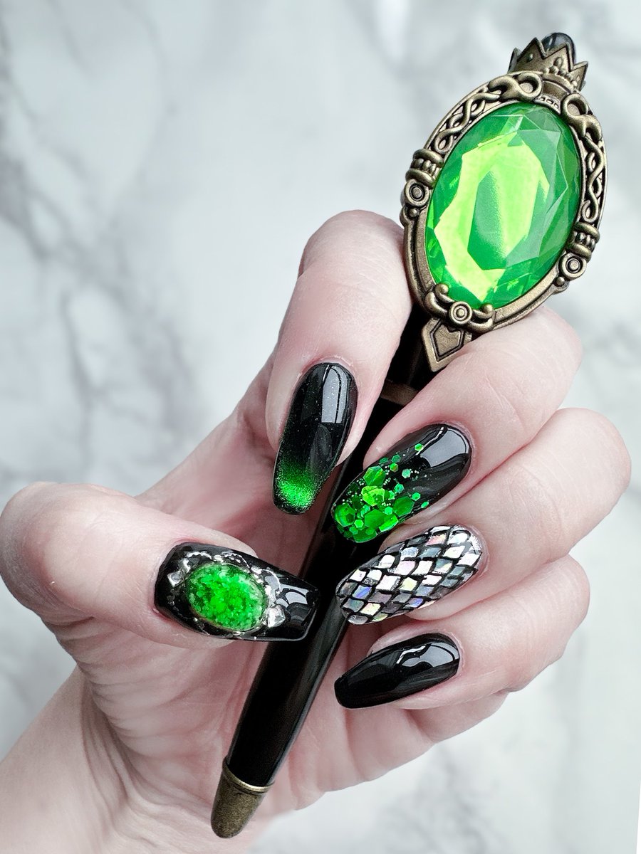 オーダーネイルチップ 量産型地雷系グラデーション黄緑 緑 チャーム