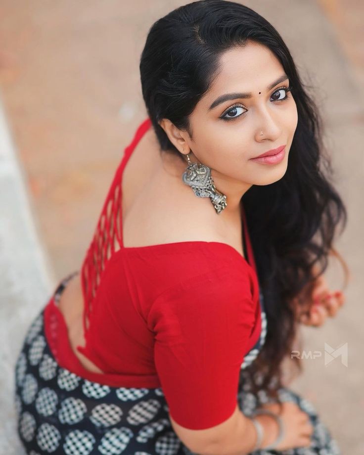 அன்பு
நீரை போன்றது
இறுக்கிப் பிடிக்க
நினைத்தால்
இறுதியில்
எதுவும் மிஞ்சாது

#ஜெரி