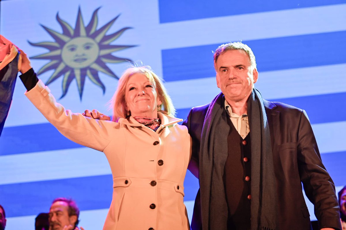 El <a href="/PartidoPCC/">Partido Comunista de Cuba</a> traslada especial reconocimiento a los compañeros del <a href="/Frente_Amplio/">Frente Amplio</a> x su victoria en las internas celebradas hoy en Uruguay y felicita especialmente a <a href="/OrsiYamandu/">Yamandú Orsi</a> y a
<a href="/CosseCarolina/">Carolina Cosse</a> por su triunfo. Les deseamos éxitos en las elecciones del próximo octubre.