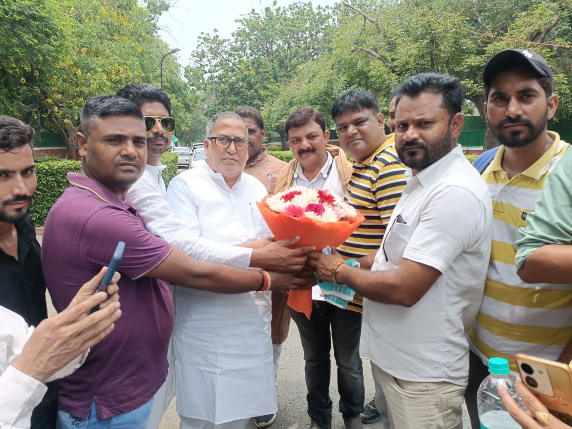 Prashan71315562's tweet photo. दिल्ली :
 बिहार के माननीय मुख्यमंत्री @NitishKumar जी से AIRAAA रेल अप्रेंटिस की टीम ने मुलाकात की एवं अपनी समस्याएं बताई।उन्होंने आश्वासन दिया की वो हमारे मुद्दे को जल्द ही उठाएंगे और अप्रेंटिस समायोजन समस्या को समाधान करने के लिए भरपूर प्रयास करेंगे @AshwiniVaishnaw 🙏🏻😭 https://t.co/F7e9bDUZaX