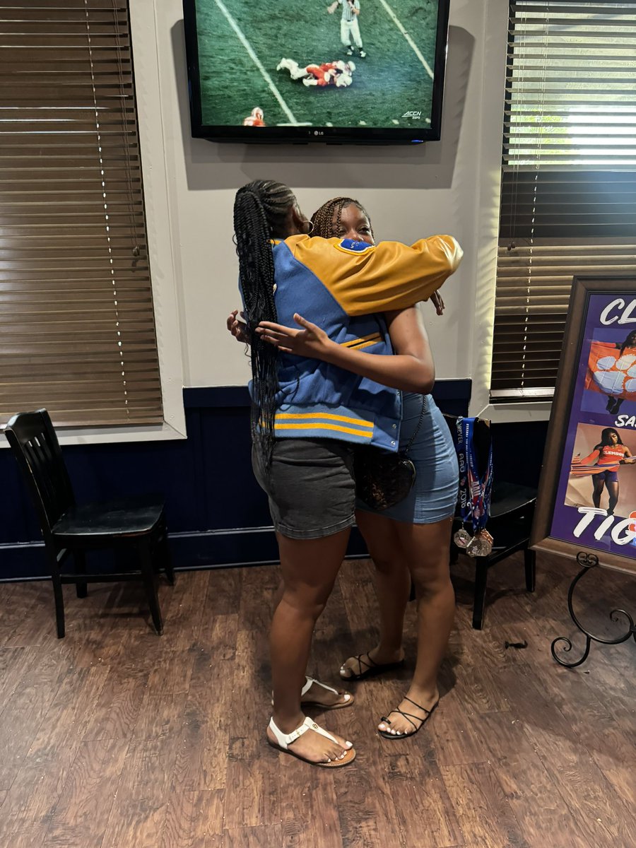 sademarcelle_'s tweet photo. A bitter sweet moment … so sad im leaving my family and going hours away but its time to make them proud ! im officially a clemson tiger💜💜🧡🧡🧡 @ClemsonTrackXC https://t.co/sqAT17QKw2