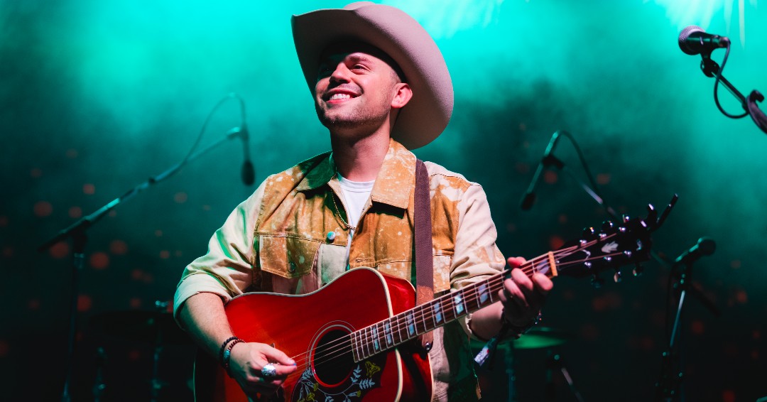 We all let out our country side with @sammyarriaga tonight!

📷: Ismael Quintanilla