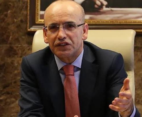 Bu böyle olmayacak. Sen en iyisi memleketteki herkese giydir tulumları, sosyalizm ülkesi gibi işe yerleştir. Günde üç öğün yemek ver, yaşayıp gidelim. Vergiden arta kalanla sakız makız alırız.