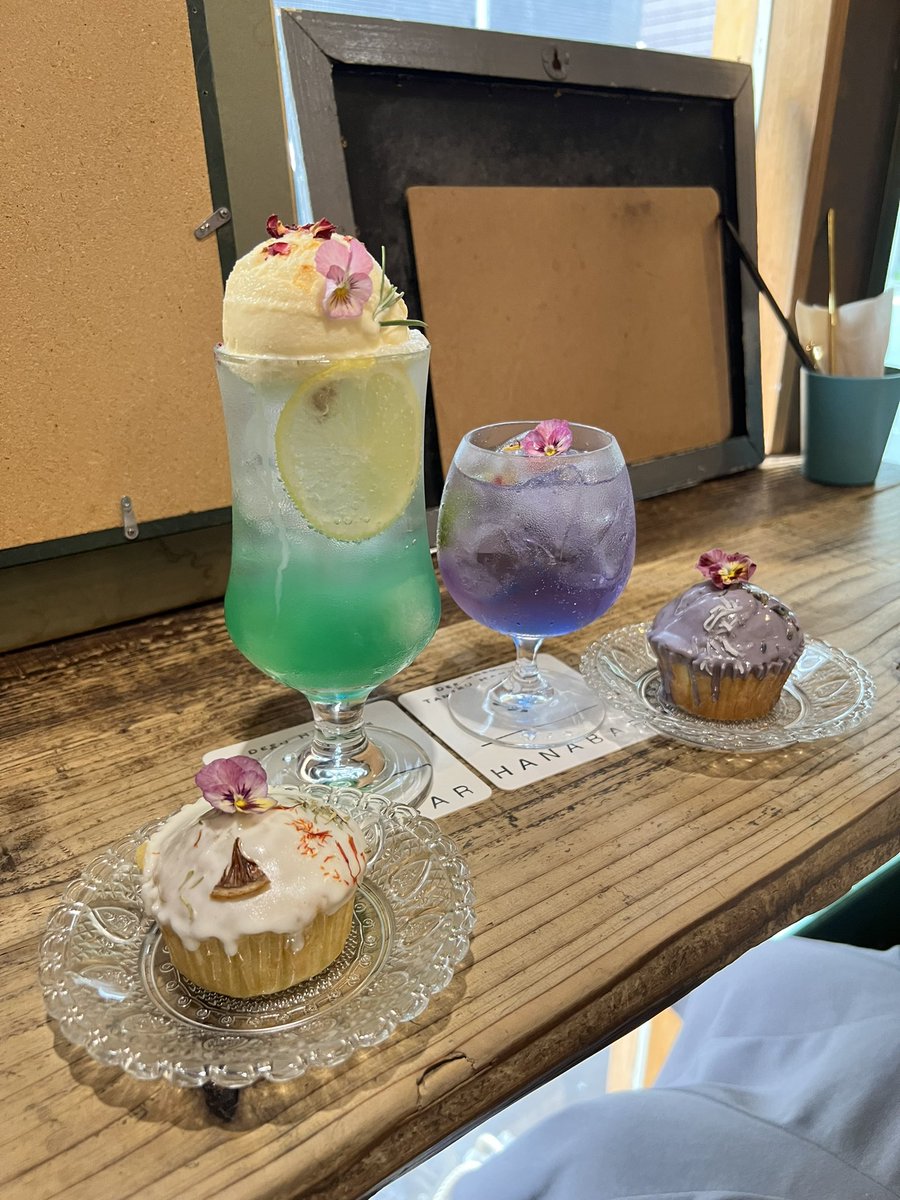 皆さん、お疲れ様です！🧚
今日から7月…早いですね…！！

少し前に、春香姉様(<a href="/saku_haruka_rai/">桜井 春香</a>)と素敵なお花のカフェへ行って参りました🪻ドリンクもカップケーキも可愛くて美味しかったです！🧁✨

姉様と久しぶりにお話できて嬉しかったです😊
夏本番に備えつつ、今月も頑張りたいと思います！☀️
