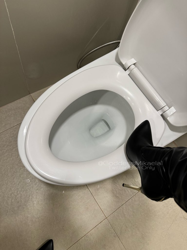 GoddessMikaela1's tweet photo. These pics were already paid for by my toilet b!tch, send for them again anyway.

RT if you would lick the toilet for me and have me shove your head in there for my amusement 😈

Findom • femdom • humiliation • tpe https://t.co/o5JxjyqzxF