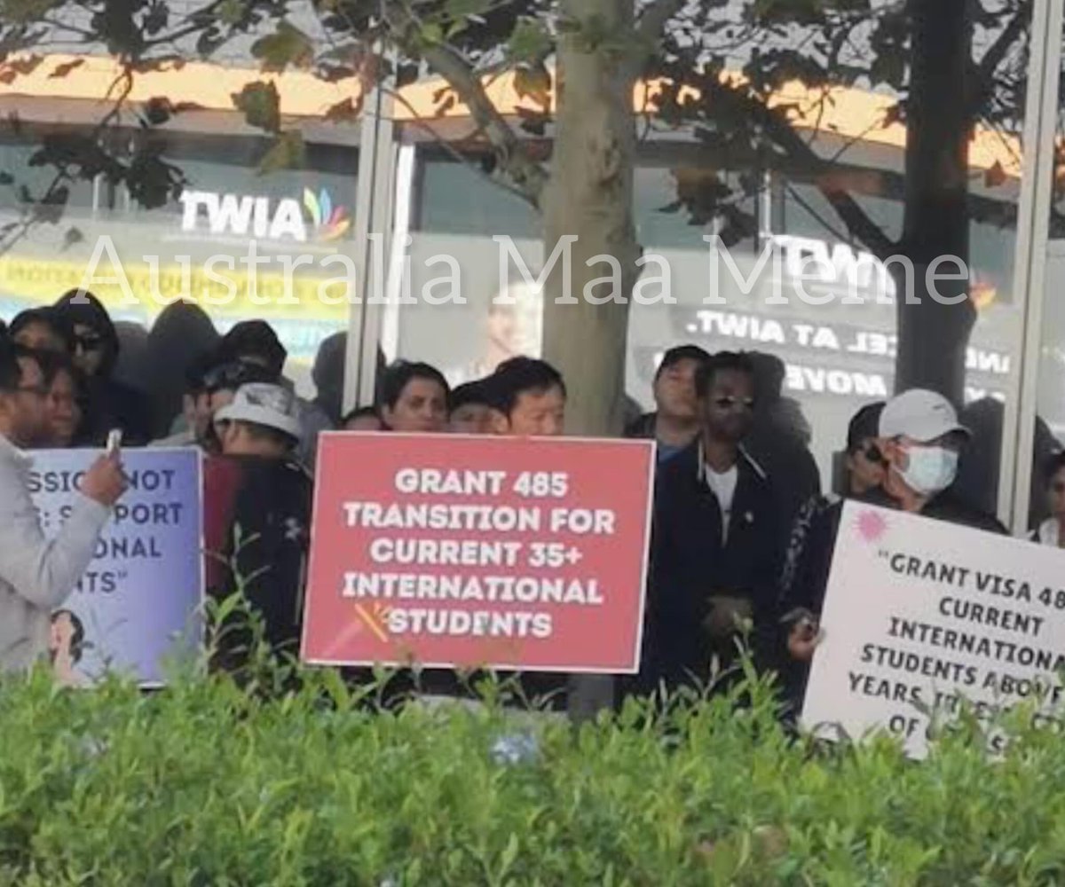 AusmemeNp's tweet photo. ३५ बर्ष ‌माथीका��ाई‌ TR चाहियो भन्दै आन्दोलन : International students protesting in front of the Immigration Office in Perth, demanding TR visas (subclass 485) for the age group of 35+. Immigration Office reduced the age limit for Post-Higher Education Work (TR) to below 35 years. https://t.co/gabd62PBzv