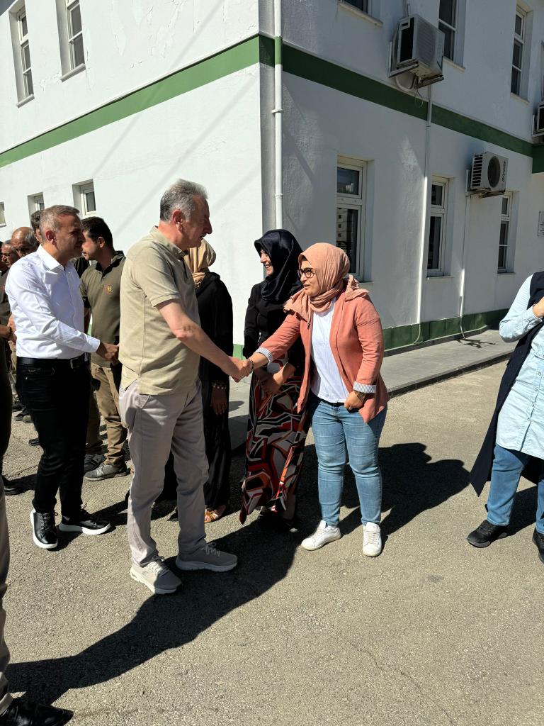 Ahmet_Guldal's tweet photo. 📍Kahramanmaraş Başmüdürlüğümüzü ziyaret ederek çalışmalarımız ve alım faaliyetlerimizle ilgili bilgi aldık. 
Kahramanmaraş'ta hasat oranı %6️⃣0️⃣ seviyesinde olup cari tarih itibarıyla 1️⃣1️⃣ alım noktasında toplamda 5️⃣0️⃣.0️⃣0️⃣0️⃣ tonun üzerinde hububat alımı gerçekleştirilmiştir. Üreticilerimiz tarafından cari tarihten sonra 4️⃣0️⃣.0️⃣0️⃣0️⃣ tonun üzerinde randevu alınmıştır. 
➡️Randevu,
➡️Alım,
➡️Depolama
yönüyle herhangi bir sıkıntı bulunmuyor. 
Personelimize teşekkür ederek çalışmalarında başarılar diledik.