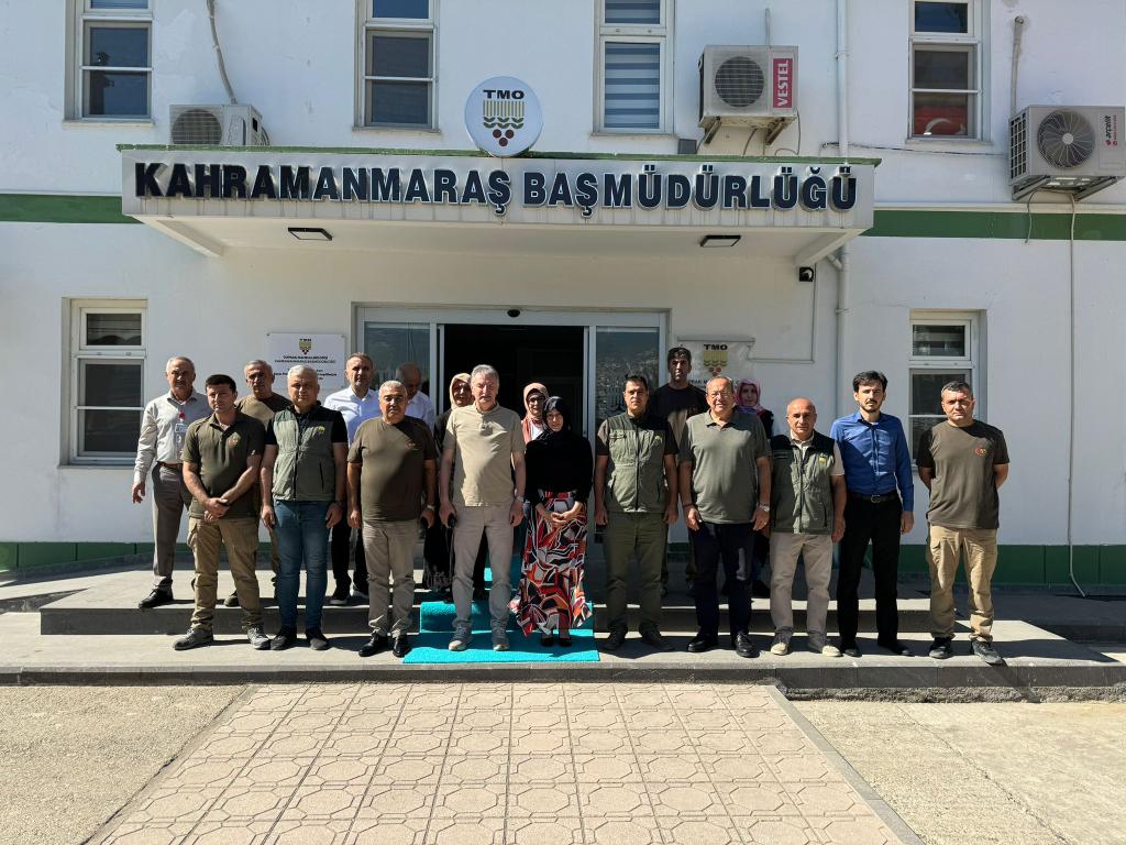 Ahmet_Guldal's tweet photo. 📍Kahramanmaraş Başmüdürlüğümüzü ziyaret ederek çalışmalarımız ve alım faaliyetlerimizle ilgili bilgi aldık. 
Kahramanmaraş'ta hasat oranı %6️⃣0️⃣ seviyesinde olup cari tarih itibarıyla 1️⃣1️⃣ alım noktasında toplamda 5️⃣0️⃣.0️⃣0️⃣0️⃣ tonun üzerinde hububat alımı gerçekleştirilmiştir. Üreticilerimiz tarafından cari tarihten sonra 4️⃣0️⃣.0️⃣0️⃣0️⃣ tonun üzerinde randevu alınmıştır. 
➡️Randevu,
➡️Alım,
➡️Depolama
yönüyle herhangi bir sıkıntı bulunmuyor. 
Personelimize teşekkür ederek çalışmalarında başarılar diledik.