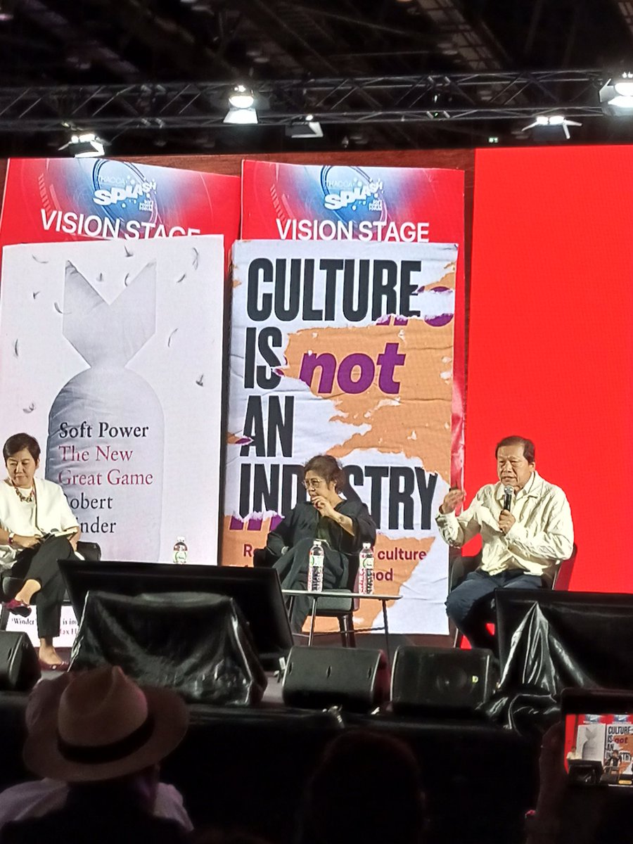 จังหวะโหดสัสเมื่อวาน คือคุณกฤติยาขออนุญาตไม่เปิดสไลด์กลางเวที บอกว่าไม่ได้เตรียมมา เพราะยังไม่เห็นอนาคตของวงการ ส่วนอจ.อภินันท์เสนอให้ทีมของ THACCA ไปอ่านหนังสือเกี่ยวกับ Soft power มาใหม่ แล้วประกาศว่าเราจะทำทุกอย่างตรงข้ามกับ THACCA...

#THACCASPLASH