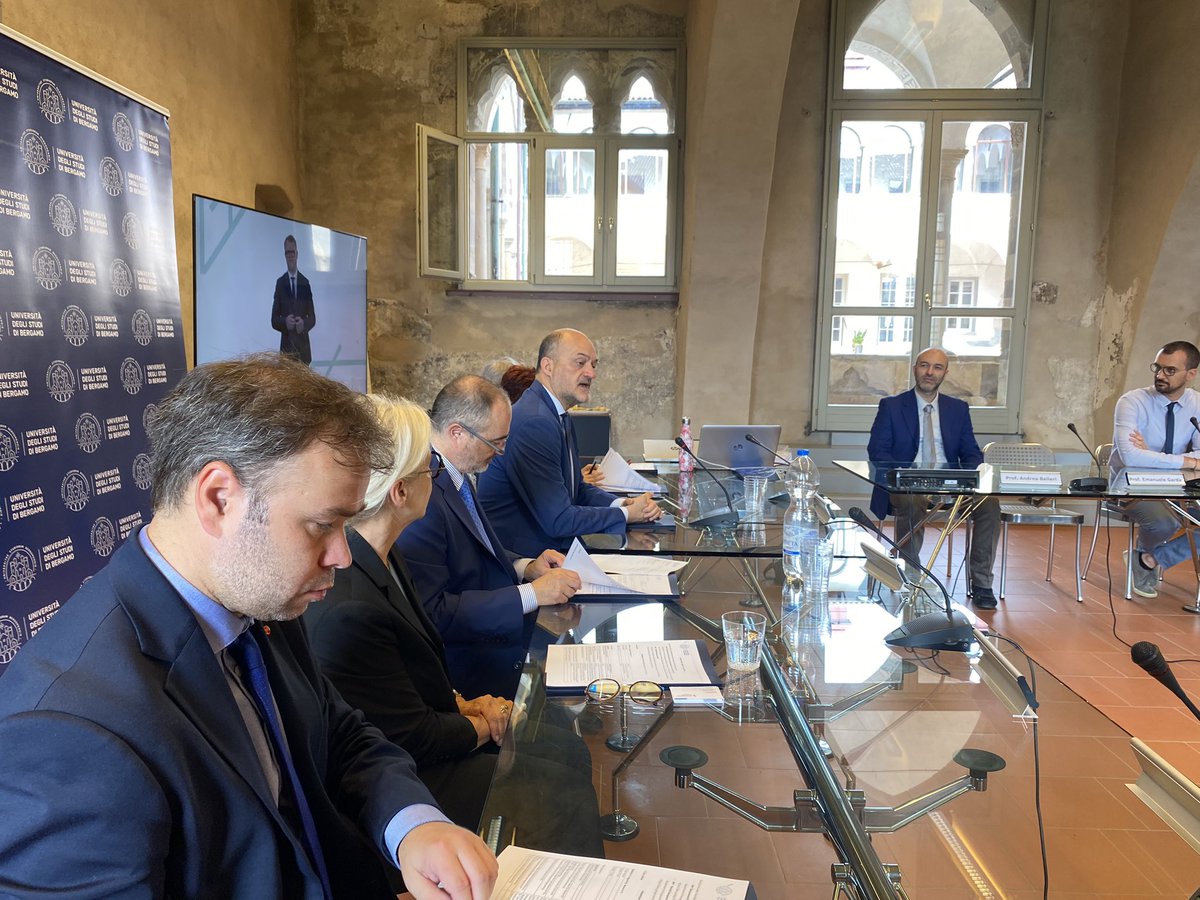 UniBergamo's tweet photo. Al via in #UniBg la visita della delegazione Lettone 🇱🇻 in occasione della Latvia-Italy week in cui sono previsti due programmi intensivi
dedicati a "Rinascimenti. Letteratura, arti e immaginari fra le mura della Città" e “ReUSO Bergamo 2024” https://t.co/bFnWO9LYm8