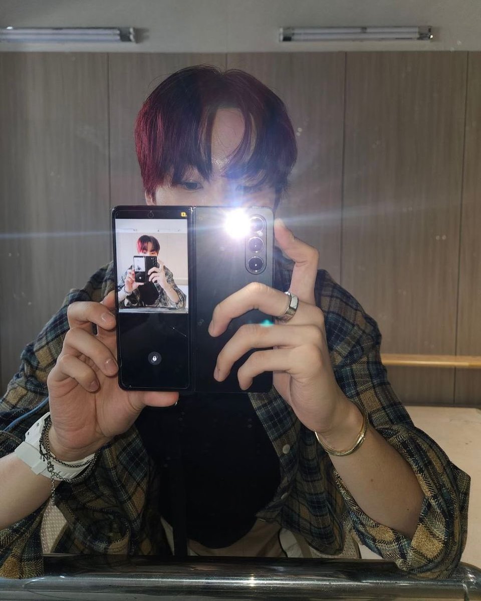 antonsfile's tweet image. riize instagram update with anton