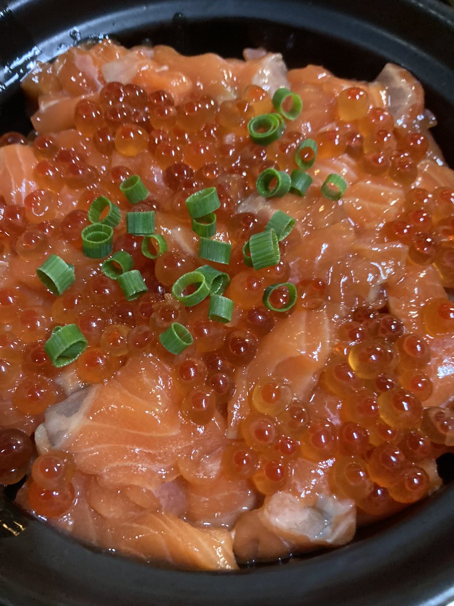 ginmusu2019_7_1's tweet photo. 本日、銀結び本店は五周年を迎えることができました！

皆様、本当にありがとうござい鱒🐟

今後とも銀結び全店、よろしくお願いいたし鱒🐟

宮城のブランド鮭「銀王」本当に美味しい鮭でござい鱒🐟
是非お待ちしており鱒🐟

#ありがとう
#仙台グルメ
#はらこ飯 https://t.co/R2Fn36nXhf