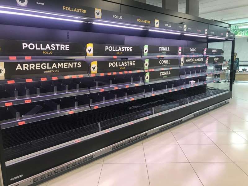 Estalla un conflicto social sin precedentes y cuando quieres darte cuenta...

Lo menos seguro que puedes hacer es estar en la ciudad, sin suministros ni seguridad...

¿Sabrías sobrevivir por un tiempo sin recursos básicos?¿tienes "kit" de emergencia?

Va ¿Preparo un hilo?