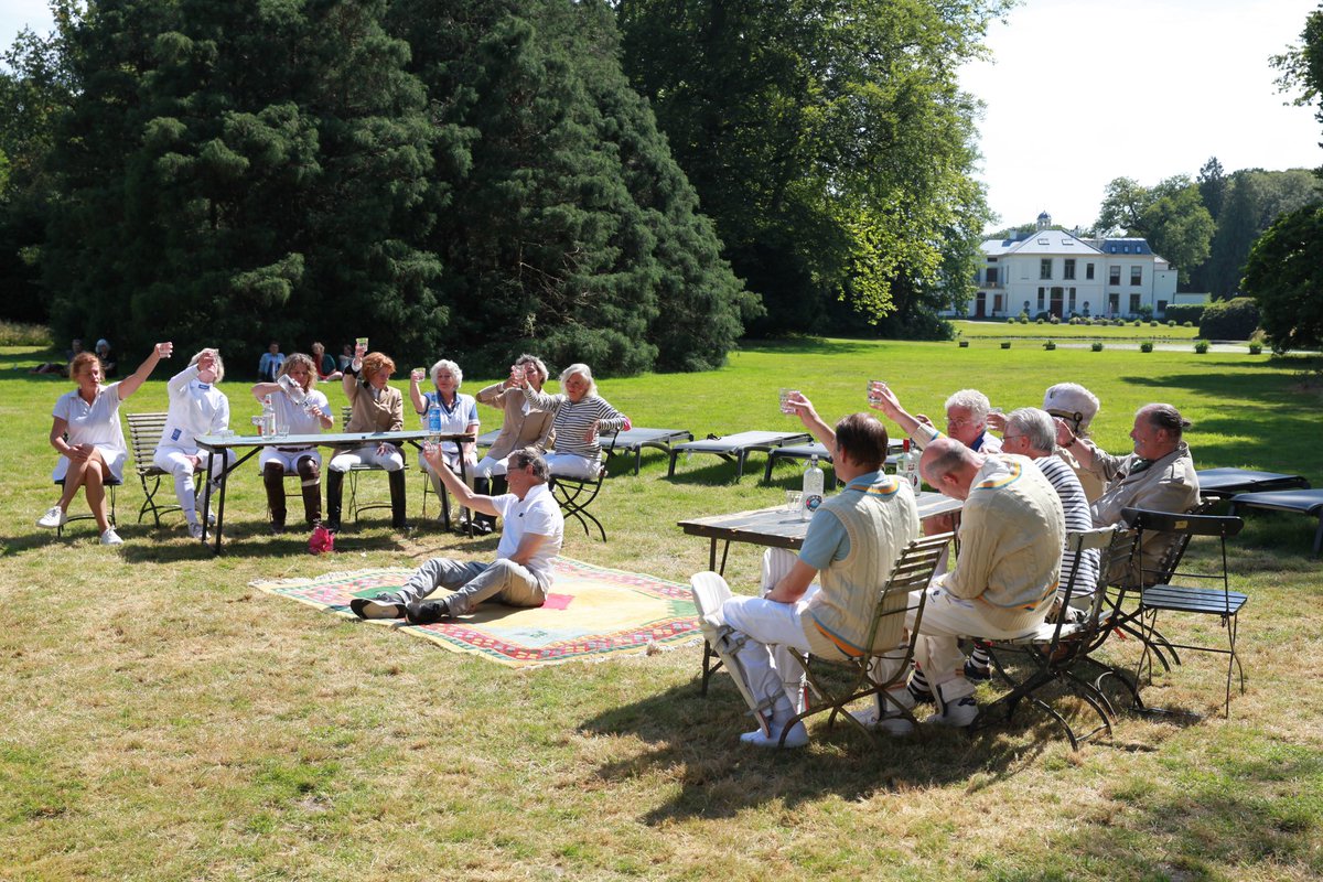 Na 2 weekenden met 8 voorstellingen (waarvan 1 met regen), sluiten wij dit mooie speelseizoen af. We heffen het glas🥂en bedanken de baron, de vrijwilligers, techniek, muziek, spelers en regisseur en natuurlijk het enthousiaste publiek. Dank voor uw komst! 🙏🏻
Foto: Jan Erik Kant