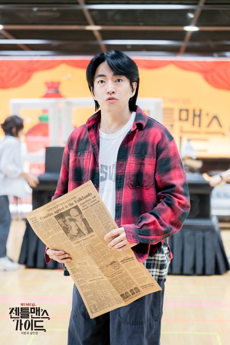 shownote's tweet photo. ｜📸｜#젠틀맨스가이드

<젠틀맨스 가이드> 개막 D-4!
연습실 스케치 사진 공개🎩

다이스퀴스 | 정상훈 정문성 안세하

뮤지컬 <젠틀맨스 가이드>
2024.07.06-10.20
광림아트센터BBCH홀 https://t.co/VbHCPVL3si