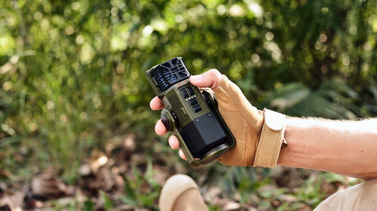 Flextailjapan's tweet photo. 夏キャンプは「EVO REPELLER」が必須！ 🏕️

蚊対策だけでなく、ライト機能も備わっており、非常時には14400mAhの大容量モバイルバッテリーにもなる優れもの。
それが「EVO REPELLER」です！🌟

これ一つで、キャンプに持っていくギアを2個減らせる計算になります。✨

#flextailjapan #蚊取りグッズ https://t.co/nl68wdafzS