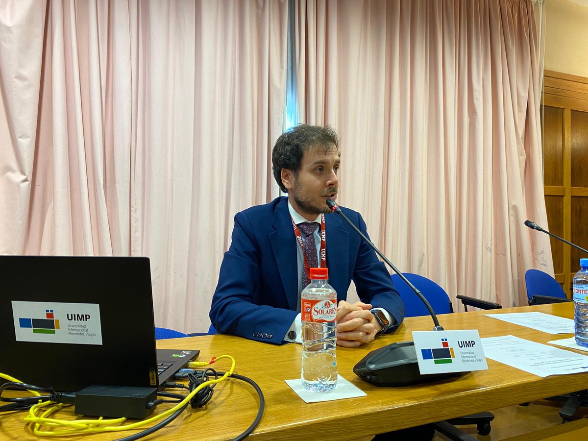 Ph2Cantabria's tweet photo. Desarrollo e impulso a la hoja de ruta del H2 en España 🌿 José Luis Cabo Sánchez del Ministerio para la Transición Ecológica y el Reto Demográfico @mitecogob nos habla sobre el nuevo vector energético y su impacto en la política energética. @UIMP #TransiciónEnergética #PH2C https://t.co/zEWEid74yU