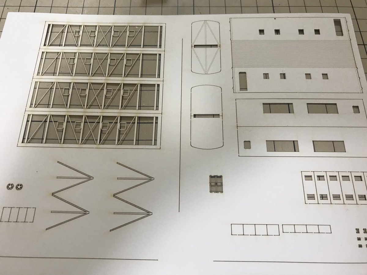 ke15_54t's tweet photo. 五万円コース返礼品の試作をしています。
甲府モデル様の協力を頂き、キットを仕入れさせて頂きました。
シャープに組むにはコツがいるのと、塗装も工夫が必要そうです。
塗装済みで表記を入れて完成品にしてお届けします。

何個か作ってみて本番に備えて慣れていきます。

https://t.co/OEOXeHXvrR https://t.co/s0Wn8dcLjM