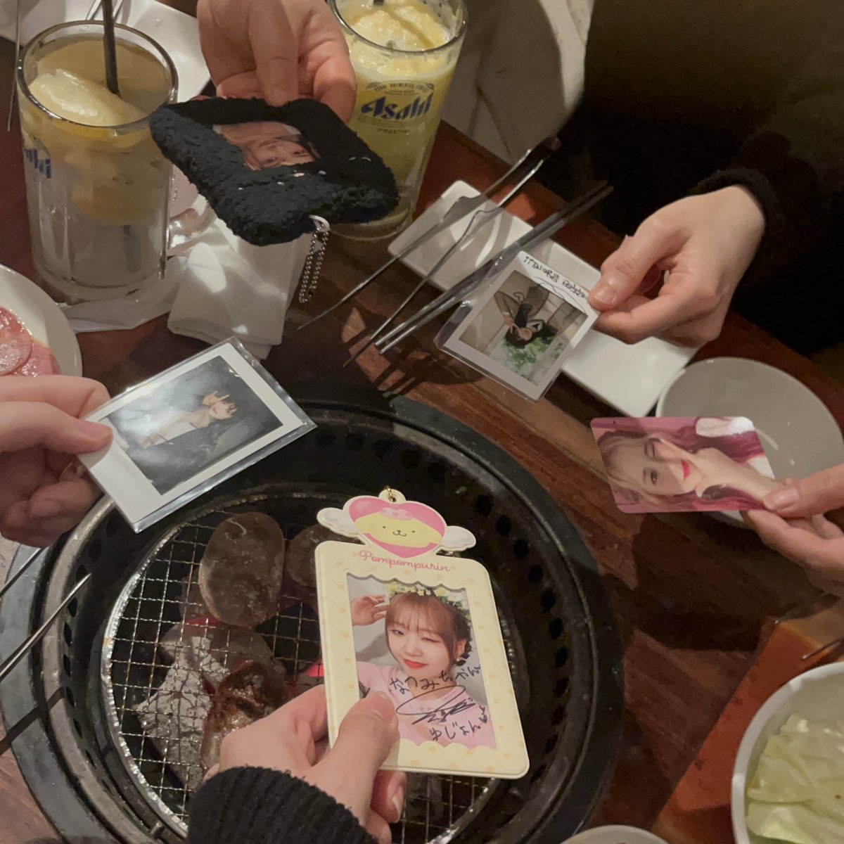 아무리 생각해도 난 너무 행복한 사람이야 위키미키에 만나서 나의 세상은 밝아졌고 같은 걸 좋아하는 사람들끼리 이렇게 인터넷으로 얘기할 수 있고 외국인인데도 현장에서는 따뜻하게 맞아주는 위키미키와 키링언니들이 있고 난 그냥 너무 행복해