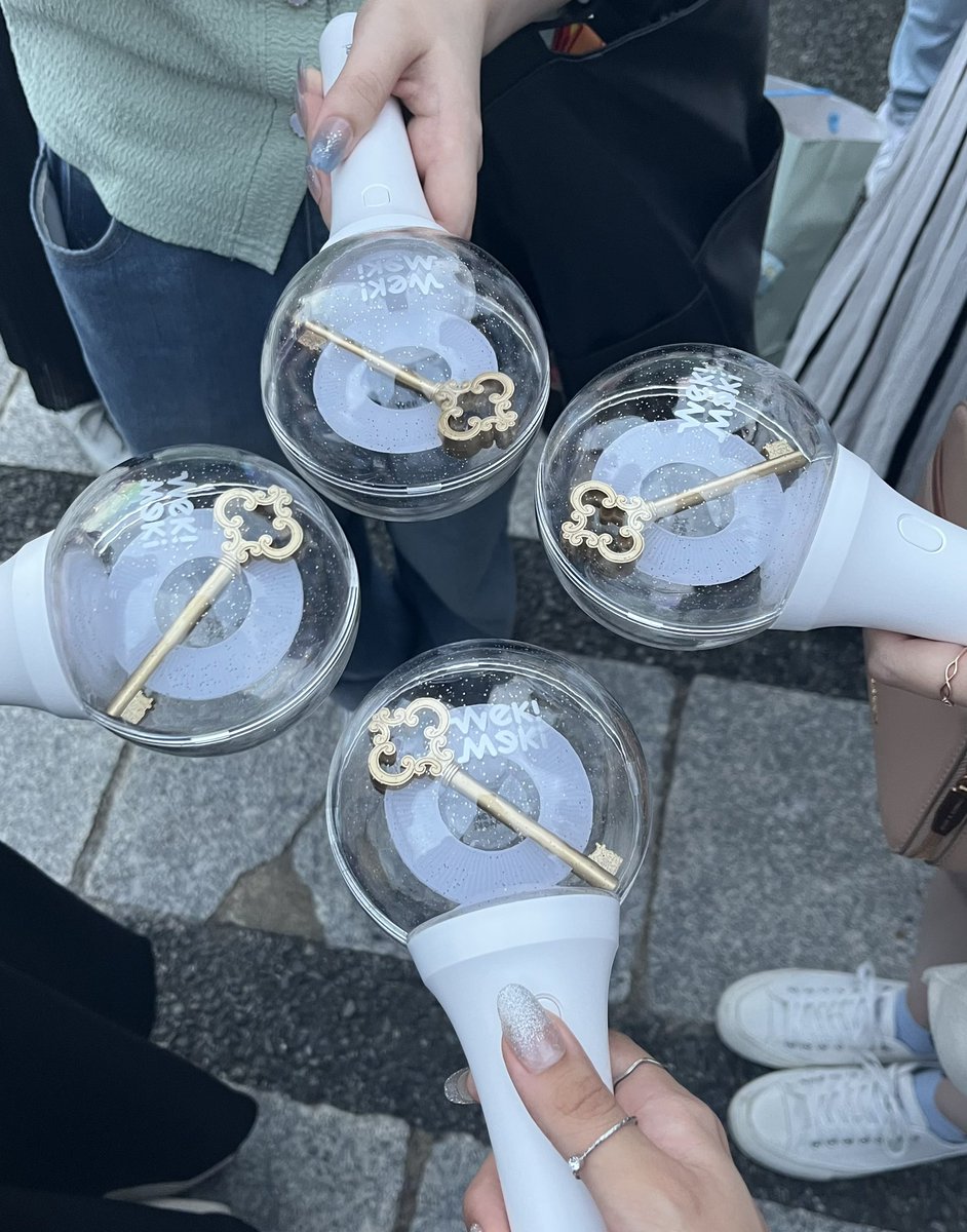 natweme_'s tweet photo. 아무리 생각해도 난 너무 행복한 사람이야 위키미키에 만나서 나의 세상은 밝아졌고 같은 걸 좋아하는 사람들끼리 이렇게 인터넷으로 얘기할 수 있고 외국인인데도 현장에서는 따뜻하게 맞아주는 위키미키와 키링언니들이 있고 난 그냥 너무 행복해 https://t.co/ANyOoSpMcO