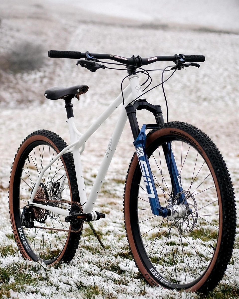 steelisrealmtb's tweet photo. Super White and Super Light 😍 to the Carbon and Titanium crew this will still seem hefty, but for a steel frame it's a tidy weight with gears, dropper and front bounce 🙌 Top work @AugusteHandmade #madeinlozere #framebuilding #vtt #steelbike #mtb #utra29 #29er #steelisreal https://t.co/2weqKO3IqY