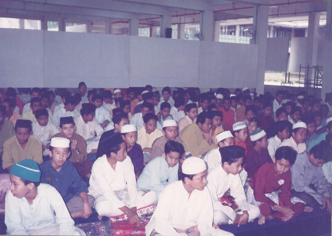 ansaragerik's tweet photo. Min scroll pulak group Facebook AnSaRa Gerik. Eh terjumpa pula gambar tahun 1995 masa hari raya Aidiladha. Meriah juga eh time ni. Min pun kat alam roh lagi😂.

Mana batch '95? Like sikit. https://t.co/XpxWdcfs9t
