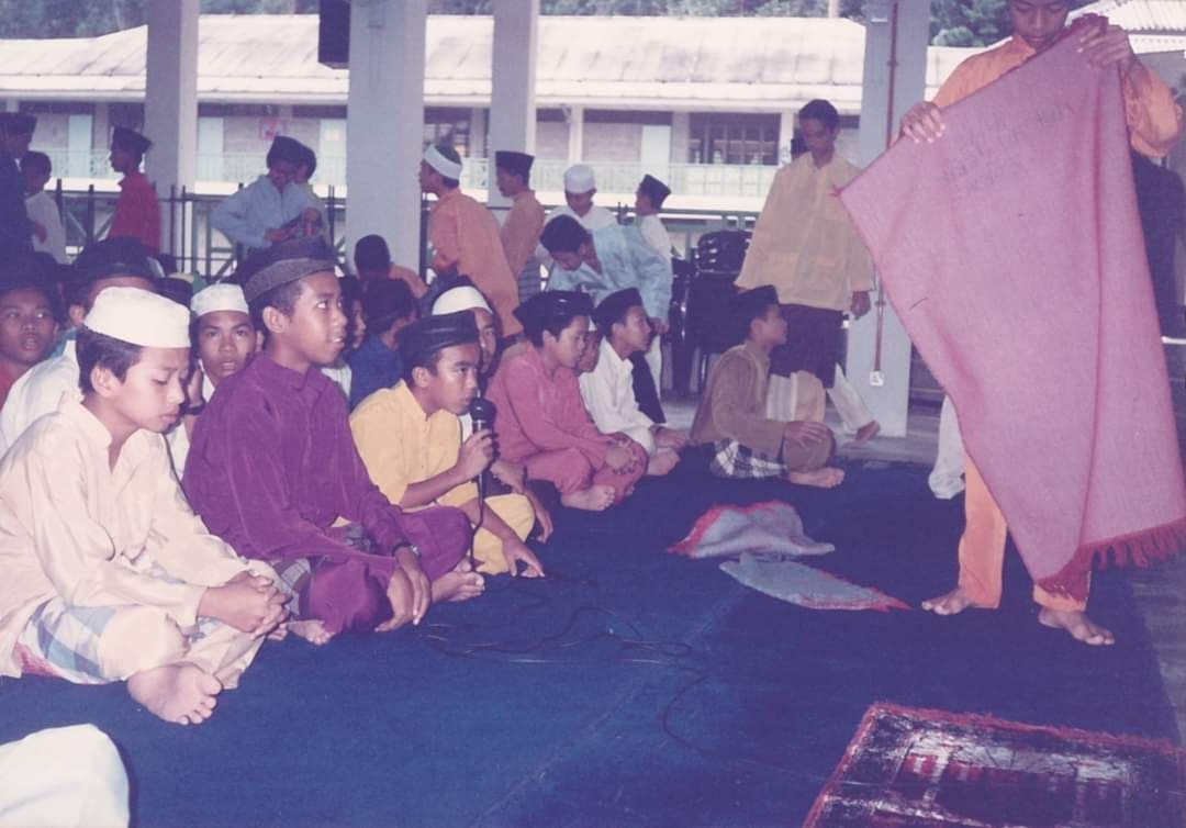 ansaragerik's tweet photo. Min scroll pulak group Facebook AnSaRa Gerik. Eh terjumpa pula gambar tahun 1995 masa hari raya Aidiladha. Meriah juga eh time ni. Min pun kat alam roh lagi😂.

Mana batch '95? Like sikit. https://t.co/XpxWdcfs9t