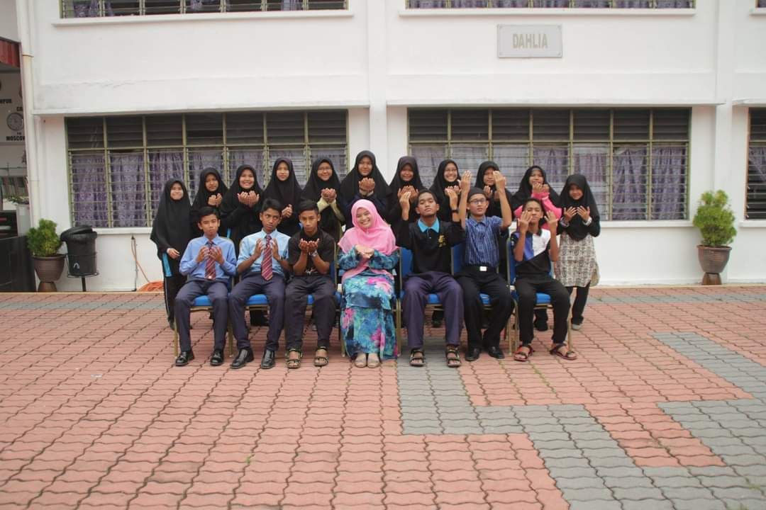 ansaragerik's tweet photo. Ini tahun 2015 kot. Ambil gambar geng2 Badar. Semua budak2 surau ni hihii. https://t.co/37gidTHvcW