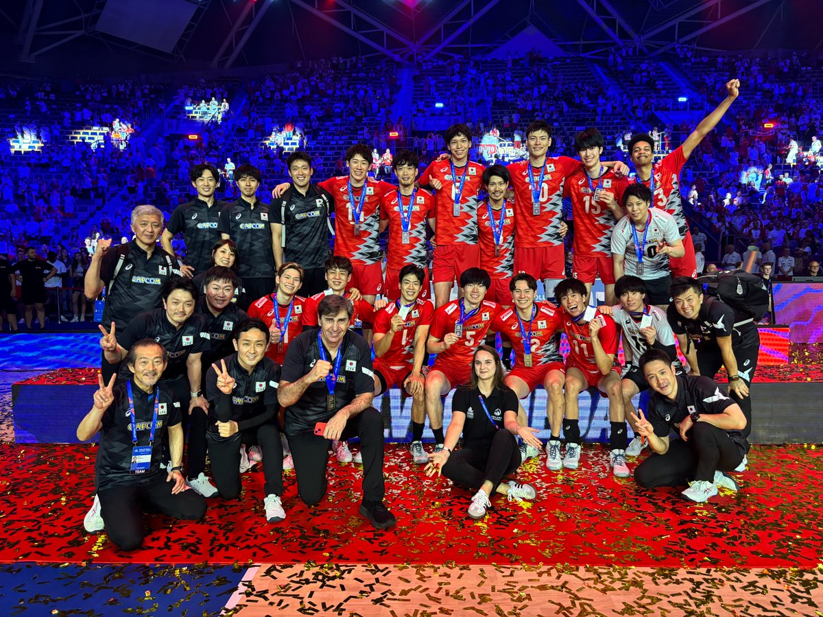 JVA_Volleyball's tweet photo. ／
#バレーボール男子日本代表
#VNL2024 表彰式の写真 Part.1
＼

表彰式で撮影された写真をお届けします📷
目標としていた決勝進出を果たし、銀メダルを獲得🏐🥈

#バレーボール #volleyball
#ALLforPARIS #CreatingHistoryTogether https://t.co/sdiiZKLqg7