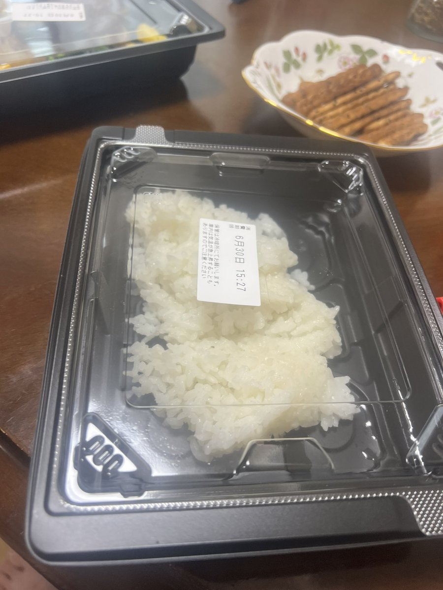 m3dldl's tweet photo. こないだデニーズでハンバーグUberしたんだけどお米が+400円弱でまーいっかって頼んだらこれきたwww物価いかれとるwwせめて入れ物変えなよwww https://t.co/zVNnvvK93J