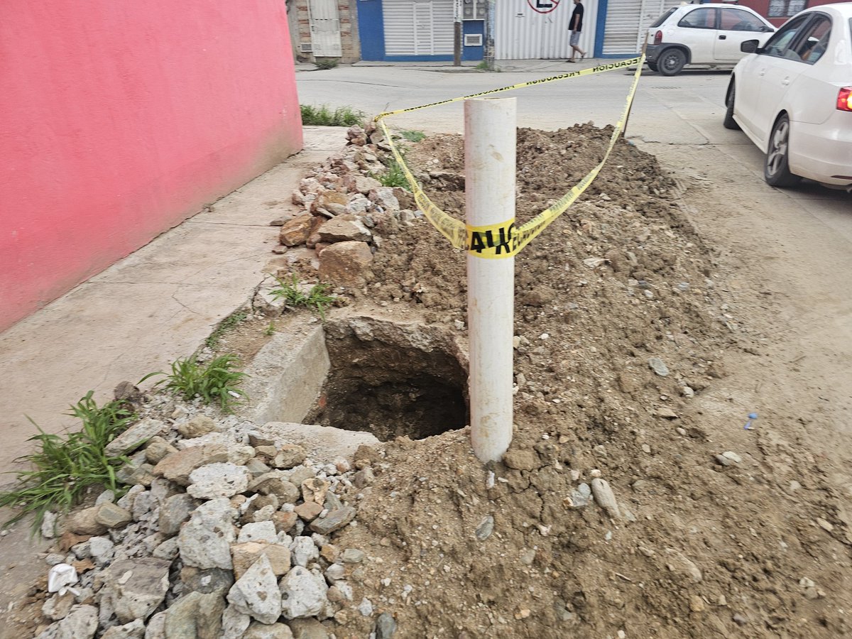 meixueiro_paul's tweet photo. Denuncia Pública
@SOAPA_Oax

Por medio del presente, queremos denunciar públicamente la grave situación que enfrentamos los residentes de la esquina de Reforma Agraria y tercera privada de Reforma Agraria, 5 Señores, Oaxaca, a causa de una falla crítica en el suministro [...] https://t.co/uqTbRPVftB