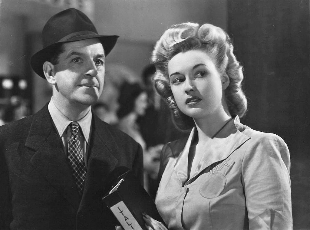 TalkingPicsTV's tweet photo. Like father.... like son? #EricPorter #DulcieGray #DerekFarr #RolandCulver WANTED FOR MURDER (1946) 7am drama #TPTVsubtitles https://t.co/CPpgTEvXh4