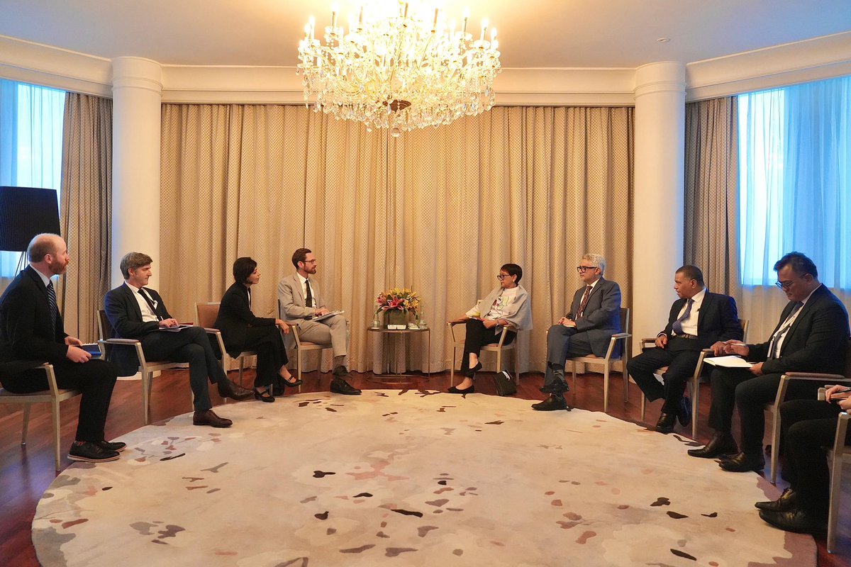 Menlu_RI's tweet photo. Met two Special Envoys of the United States on Afghanistan in Doha (30/6) at the sideline of the 3rd Meeting of Special Envoys on Afghanistan (Doha III). Women rights’ issue and how to help the people of Afghanistan were discussed. https://t.co/fBJYIAzx6d