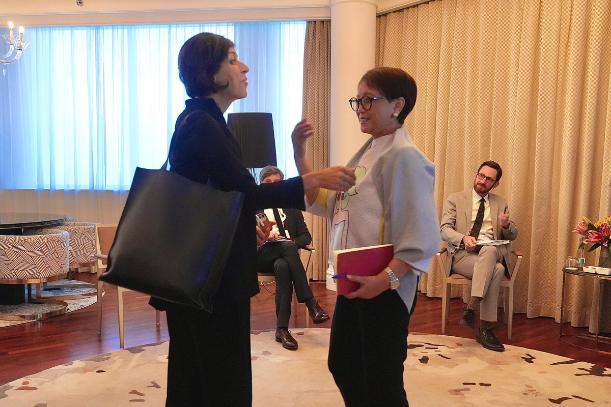 Menlu_RI's tweet photo. Met two Special Envoys of the United States on Afghanistan in Doha (30/6) at the sideline of the 3rd Meeting of Special Envoys on Afghanistan (Doha III). Women rights’ issue and how to help the people of Afghanistan were discussed. https://t.co/fBJYIAzx6d