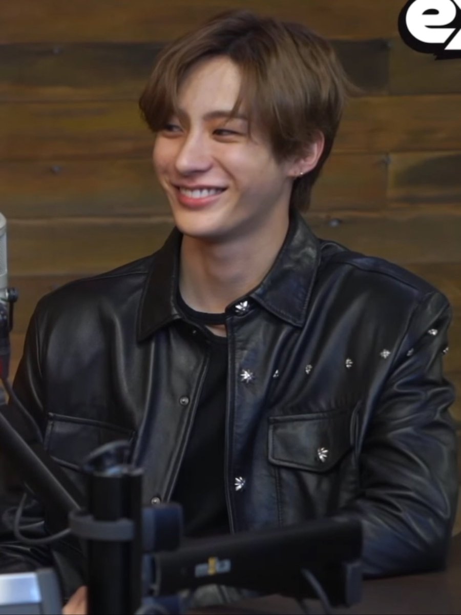 antonsfolder's tweet image. anton is so attractive 🫨