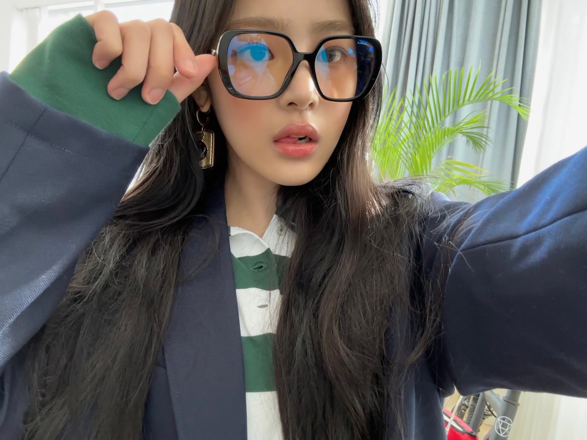 📸 240701] Phoning Update #민지 #Minji #ミンジ