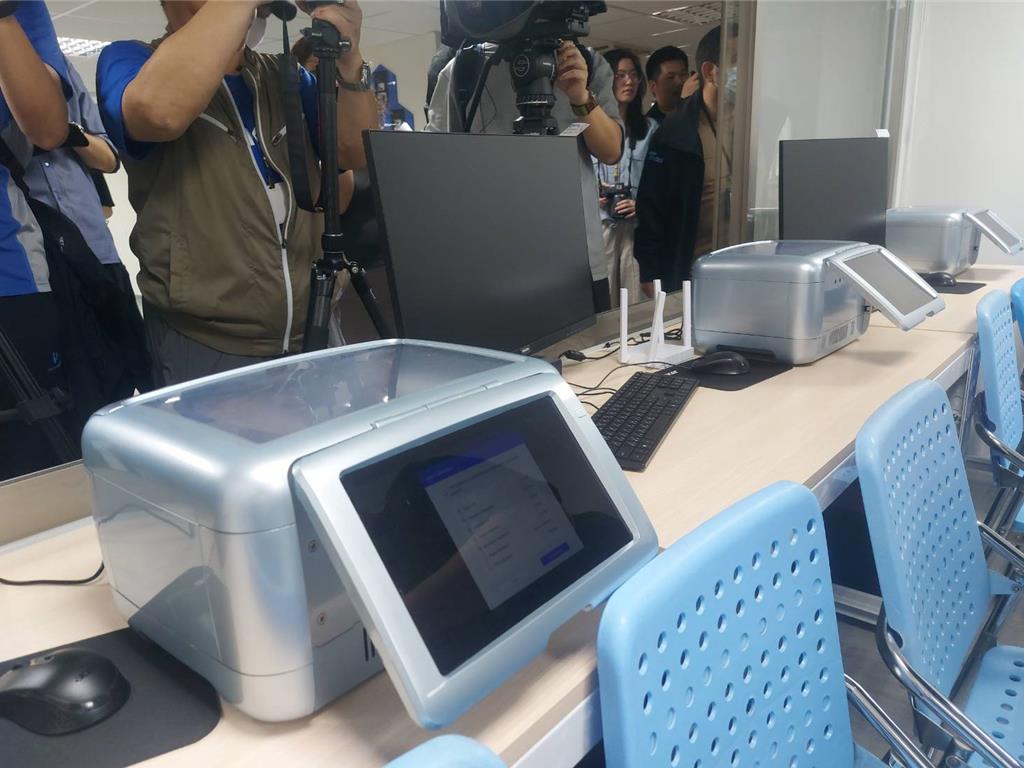 SpinQ_Lab's tweet image. 🔬Taiwan’s Tamkang University established the Advanced Quantum Computing Research Center (CAQC) this year. Equipped with a number of SpinQ Gemini quantum computers, CAQC aims to cultivate top graduate students and produce significant research. #QuantumComputing #SpinQ #Research